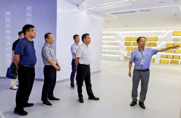 拱墅區(qū)人大常委會黨組書記、主任鮑一飛帶隊(duì)走訪托普云農(nóng)